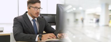 Ofiste çalışan, kulaklık takan iş adamları daha geniş görüşlü.