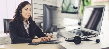 Ofiste çalışan, kulaklık takan iş adamları daha geniş görüşlü.