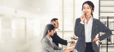 Ofiste çalışan, kulaklık takan iş adamları daha geniş görüşlü.