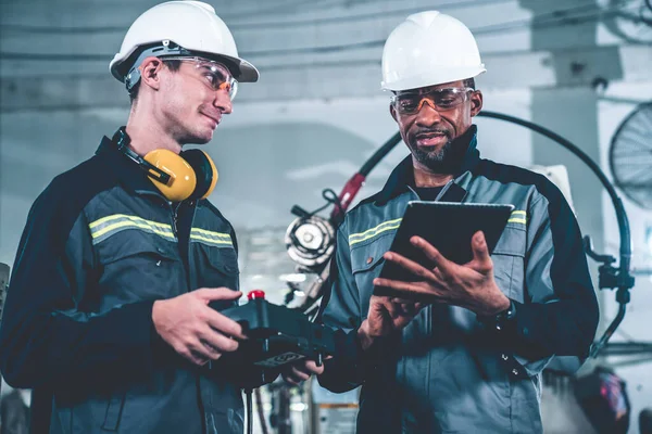 Werknemers in de fabriek die bedreven machineapparatuur gebruiken in een werkplaats — Stockfoto