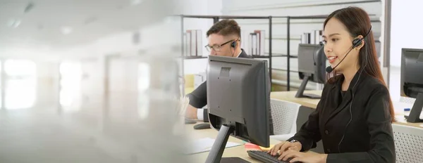 Les gens d'affaires portant un casque travaillant dans le bureau élargissent la vue — Photo