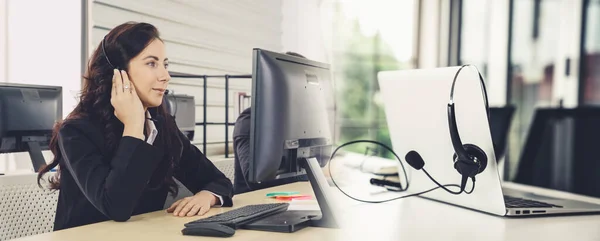 Affärsmän som bär headset och arbetar på kontoret breddar vyn — Stockfoto