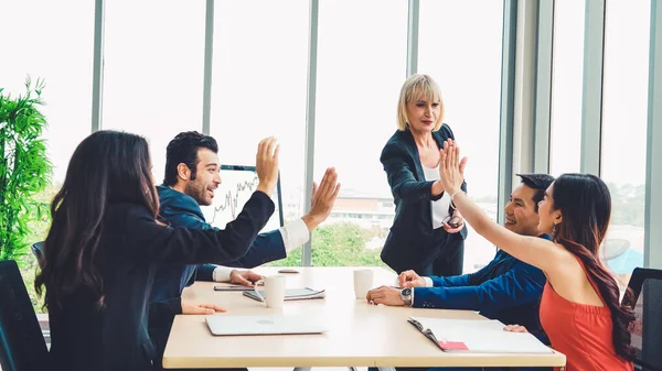 Dahiyane bilgisayar yazılımının borsa veri tablosu analizi