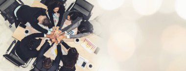 Mutlu iş adamları takım çalışmasını kutluyor. Başarı bakış açısını genişletiyor.