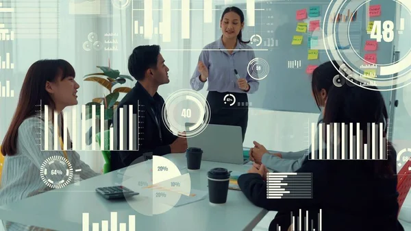 Gente de negocios en reunión de personal corporativo con gráficos visionales — Foto de Stock