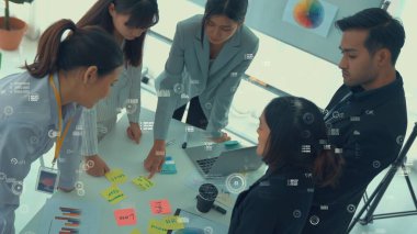 Şirket personeli toplantısındaki iş adamları imrendirici grafikle