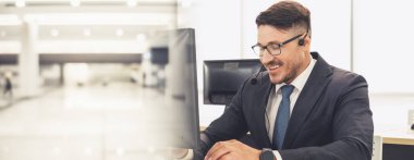 Ofiste çalışan, kulaklık takan iş adamları daha geniş görüşlü.