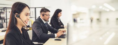 Ofiste çalışan, kulaklık takan iş adamları daha geniş görüşlü.