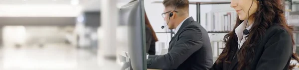 Call center eller kundtjänst agent i bredden visa panorama banner — Stockfoto