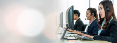 Ofiste çalışan, kulaklık takan iş adamları.