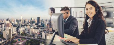 Ofiste çalışan, kulaklık takan iş adamları daha geniş görüşlü.