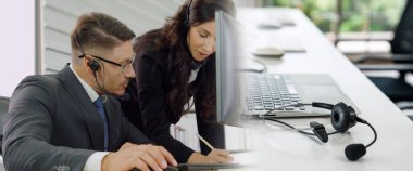 Ofiste çalışan, kulaklık takan iş adamları daha geniş görüşlü.