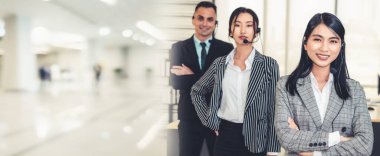 Ofiste çalışan, kulaklık takan iş adamları daha geniş görüşlü.