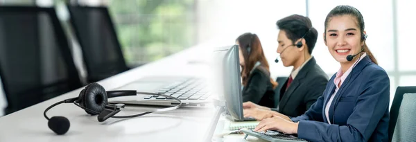 Zakenmensen die een headset dragen en aan het werk zijn in wijder zicht — Stockfoto