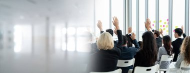 Seminer konferansında toplanan bir grup iş adamı daha geniş görüşlü