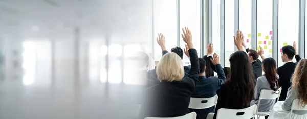 El grupo de empresarios reunidos en una conferencia de seminario amplía su visión — Foto de Stock