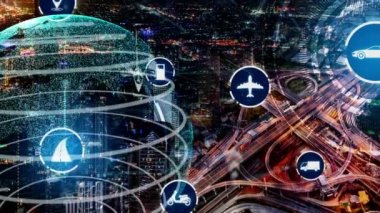 Yeni şehir yolunda gelecek araba trafiği için akıllı ulaşım teknolojisi kavramı. Sanal akıllı sistem, şehir sokaklarındaki araç verilerini birbirine bağlamak için dijital bilgi analizi yapıyor .