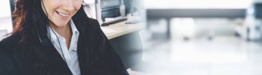 Geniş görünüm panorama panorama pankartındaki çağrı merkezi ya da müşteri destek ajansı, telefon konferansında uzak müşteri ya da iş arkadaşını desteklemek için ofiste çalışırken kulaklık takıyor.