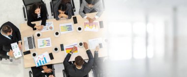 İş adamları grup toplantısı ofiste yukarıdan çekildi. İş kadınları, işadamları ve ofis çalışanları, proje planlama belgesiyle birlikte ekip konferansında çalışıyorlar. .