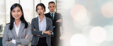 Ofiste çalışan kulaklık takan işadamları uzak müşteri ya da meslektaşlarını desteklemek için çalışıyorlar. Çağrı merkezi, tele pazarlama, müşteri destek acentesi geniş görünümde hizmet sunar .