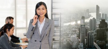 Ofiste çalışan kulaklık takan işadamları uzak müşteri ya da meslektaşlarını desteklemek için çalışıyorlar. Çağrı merkezi, tele pazarlama, müşteri destek acentesi geniş görünümde hizmet sunar .