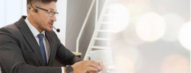 Ofiste çalışan kulaklık takan işadamları uzak müşteri ya da meslektaşlarını desteklemek için çalışıyorlar. Çağrı merkezi, tele pazarlama, müşteri destek acentesi geniş görünümde hizmet sunar .