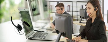 Ofiste çalışan kulaklık takan işadamları uzak müşteri ya da meslektaşlarını desteklemek için çalışıyorlar. Çağrı merkezi, tele pazarlama, müşteri destek acentesi geniş görünümde hizmet sunar .