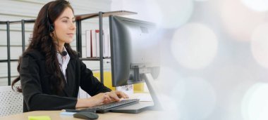 Ofiste çalışan kulaklık takan işadamları uzak müşteri ya da meslektaşlarını desteklemek için çalışıyorlar. Çağrı merkezi, tele pazarlama, müşteri destek acentesi geniş görünümde hizmet sunar .