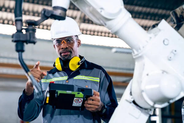 Ouvrier Usine Afro Américain Travaillant Avec Bras Robotisé Compétent Dans — Photo