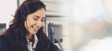 Ofiste çalışan kulaklık takan işadamları uzak müşteri ya da meslektaşlarını desteklemek için çalışıyorlar. Çağrı merkezi, tele pazarlama, müşteri destek acentesi geniş görünümde hizmet sunar .