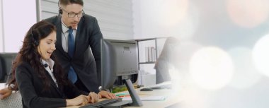 Ofiste çalışan kulaklık takan işadamları uzak müşteri ya da meslektaşlarını desteklemek için çalışıyorlar. Çağrı merkezi, tele pazarlama, müşteri destek acentesi geniş görünümde hizmet sunar .