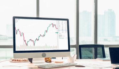 Dahiyane bilgisayar yazılımının borsa veri tablosu analizi. Yatırım uygulaması bilgisayar ekranında borsa grafiğini göster ve ticaret kararını tavsiye et .