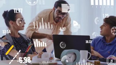 Kurumsal personel toplantısındaki iş adamlarının kavramsal vizyonu. Veri analizi ve yatırım karar verme işlemleri için dijital teknoloji kavramı .