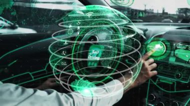 Sürücü koltuğunda rahat genç bir adamın oturduğu otonom bir araba kentteki işlek otoyolda gidiyor. makine öğrenme kavramı, yapay zeka ve artırılmış gerçeklik.