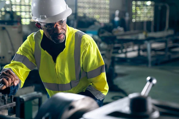 Fabrika işçisi ya da mühendis usta imalat atölyesinde makine işi yapıyor. Endüstriyel insanlar ve üretim konsepti .
