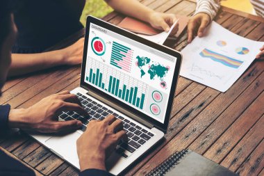 Dahiyane bir bilgisayar yazılımı tarafından yapılan iş verisi analizi. Yatırım uygulaması görüntüleme iş satışları ve kar bilgisayar ekranında ve pazarlama planlama kararı tavsiye .