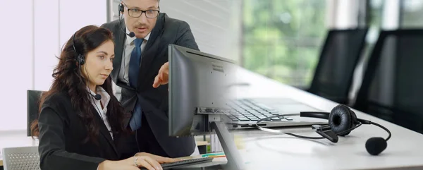 Geschäftsleute Mit Headset Arbeiten Büro Entfernte Kunden Oder Kollegen Unterstützen — Stockfoto