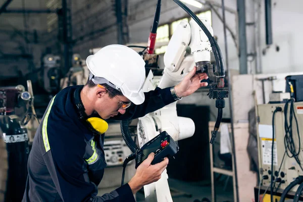 Jeune Ouvrier Usine Travaillant Avec Bras Robotisé Compétent Dans Atelier — Photo