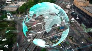 Geleceğin trafik kontrolü için akıllı ulaşım teknolojisi değiştirme konsepti. Sanal akıllı sistem sürücü için şehir caddesindeki araç verilerini bağlamak için sürüş bilgisi analizi yapıyor .