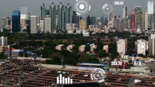コンピュータソフトウェアに未来的なHudを使用することにより 自動化とリモート無線機制御の概念を示す建設現場に変更グラフィックと建設技術の概念 — ストック動画