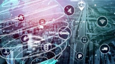 Yeni şehir yolunda gelecek araba trafiği için akıllı ulaşım teknolojisi kavramı. Sanal akıllı sistem, şehir sokaklarındaki araç verilerini birbirine bağlamak için dijital bilgi analizi yapıyor .
