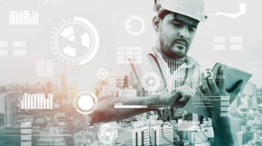 Gelecekteki bina inşaatı ve HUD hologram grafik tasarımı ile yaratıcı mühendislik projesi konsepti. İnşaat mühendisi, mimar ya da inşaat işçisi modern sivil teknoloji ile çalışıyor..