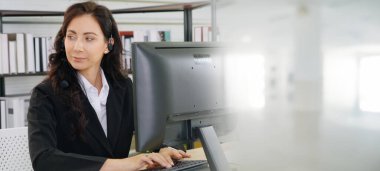 Ofiste çalışan kulaklık takan işadamları uzak müşteri ya da meslektaşlarını desteklemek için çalışıyorlar. Çağrı merkezi, tele pazarlama, müşteri destek acentesi geniş görünümde hizmet sunar .