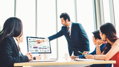 Dahiyane bir bilgisayar yazılımı tarafından yapılan iş verisi analizi. Yatırım uygulaması görüntüleme iş satışları ve kar bilgisayar ekranında ve pazarlama planlama kararı tavsiye .