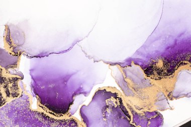 Kağıt üzerindeki mermer sıvı mürekkep resminin mor altın soyut arka planı. Yüksek kaliteli kağıt dokusu üzerine orijinal suluboya alkol mürekkebi resmi .