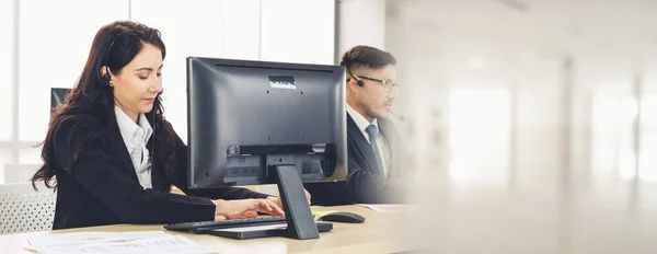 Zakenmensen Met Een Headset Die Kantoor Werken Klanten Collega Afstand — Stockfoto