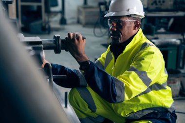 Fabrika işçisi ya da mühendis usta imalat atölyesinde makine işi yapıyor. Endüstriyel insanlar ve üretim konsepti .