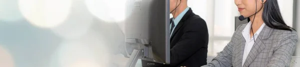 사무실에서 일하는 사무실에서 고객이나 동료를 지원하기 헤드폰을 파노라마 현수막을 — 스톡 사진