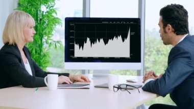 Yaratıcı bilgisayar yazılımlarıyla teknolojiyi analiz eden iş dünyası verileri. Pazarlama analizi ve yatırım kararı verme için dijital veri kavramı .