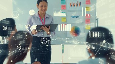 Şirketteki iş adamları kıskanç grafiklerle toplantı yapıyorlar. Veri analizi ve yatırım karar verme işlemleri için dijital teknoloji kavramı .